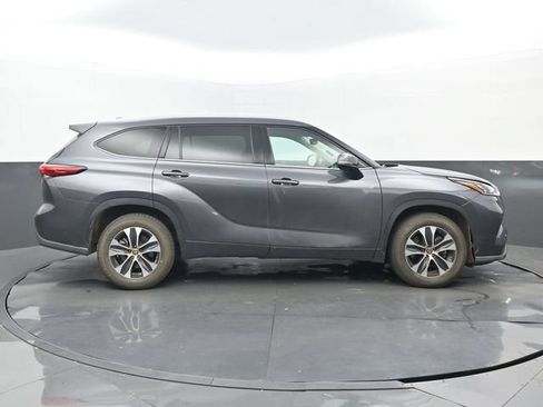 Used 2020 Toyota Highlander XLE FWD image 2