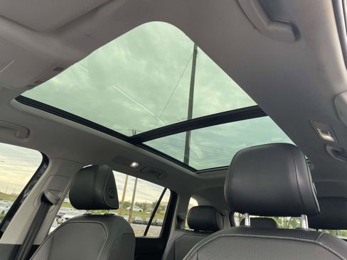 Used 2022 Volkswagen Tiguan SE w/ Panoramic Sunroof Package FWD image 18