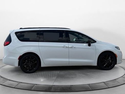 Used 2025 Chrysler Pacifica Limited FWD image 2