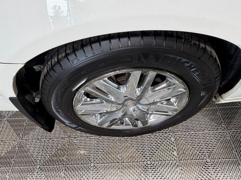 Used 2008 Chrysler Town & Country Limited w/ Entertainment Group #3 FWD image 17