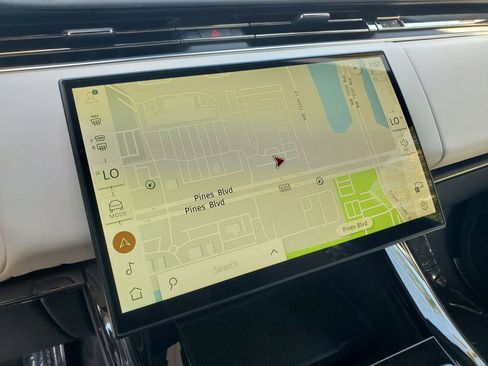 Used 2025 Land Rover Range Rover Sport SE image 30