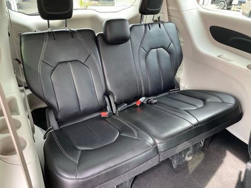Used 2023 Chrysler Pacifica Touring-L FWD image 30