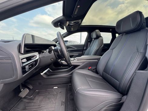 Certified 2024 Cadillac Lyriq Luxury AWD/4WD image 27