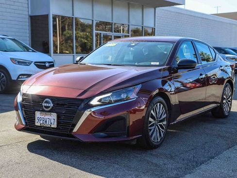 Used 2025 Nissan Altima 2.5 SV FWD image 3