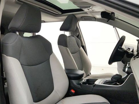 Used 2020 Toyota RAV4 XLE image 40