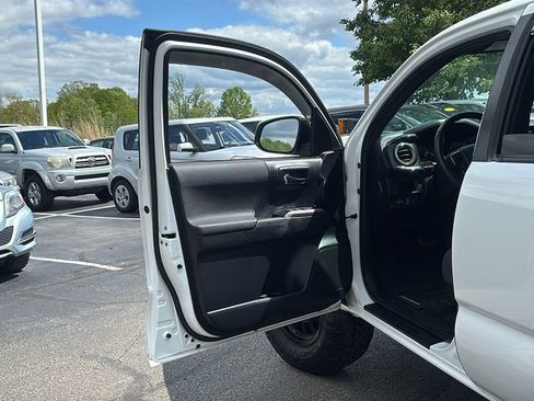 Used 2019 Toyota Tacoma TRD Off-Road w/ Technology Package AWD/4WD image 11