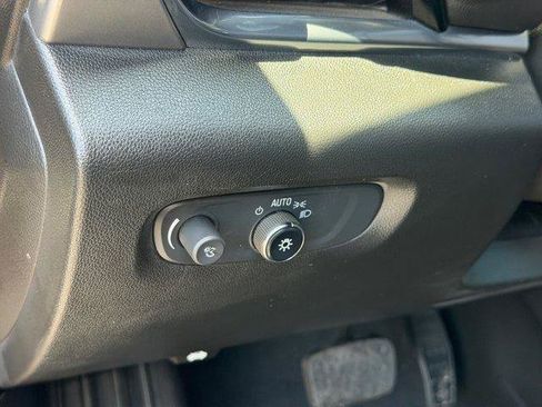 Used 2022 Chevrolet Traverse LT FWD image 19