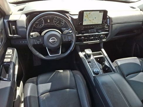 Used 2023 Nissan Pathfinder SL AWD/4WD image 2