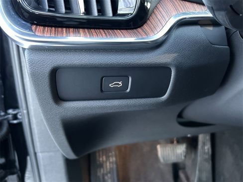 Certified 2024 Volvo V60 B5 Cross Country Plus image 17