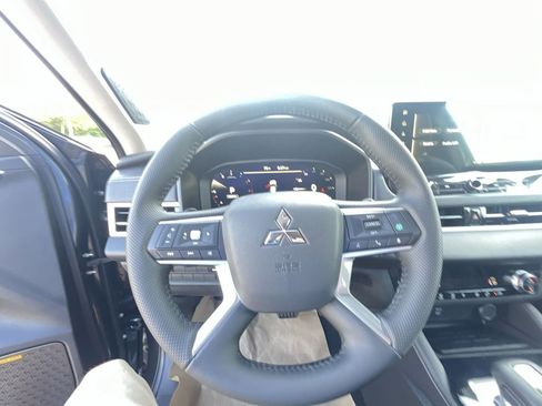 New 2025 Mitsubishi Outlander SE image 14