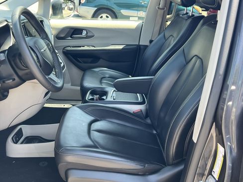 Used 2023 Chrysler Pacifica Touring-L FWD image 13