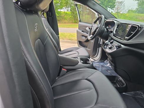 Used 2024 Chrysler Pacifica Touring-L w/ S Appearance Package FWD image 10