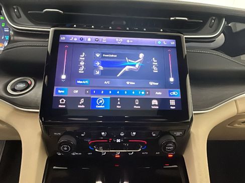 Used 2023 Jeep Grand Cherokee 4WD 4xe w/ Luxury Tech Group II image 28