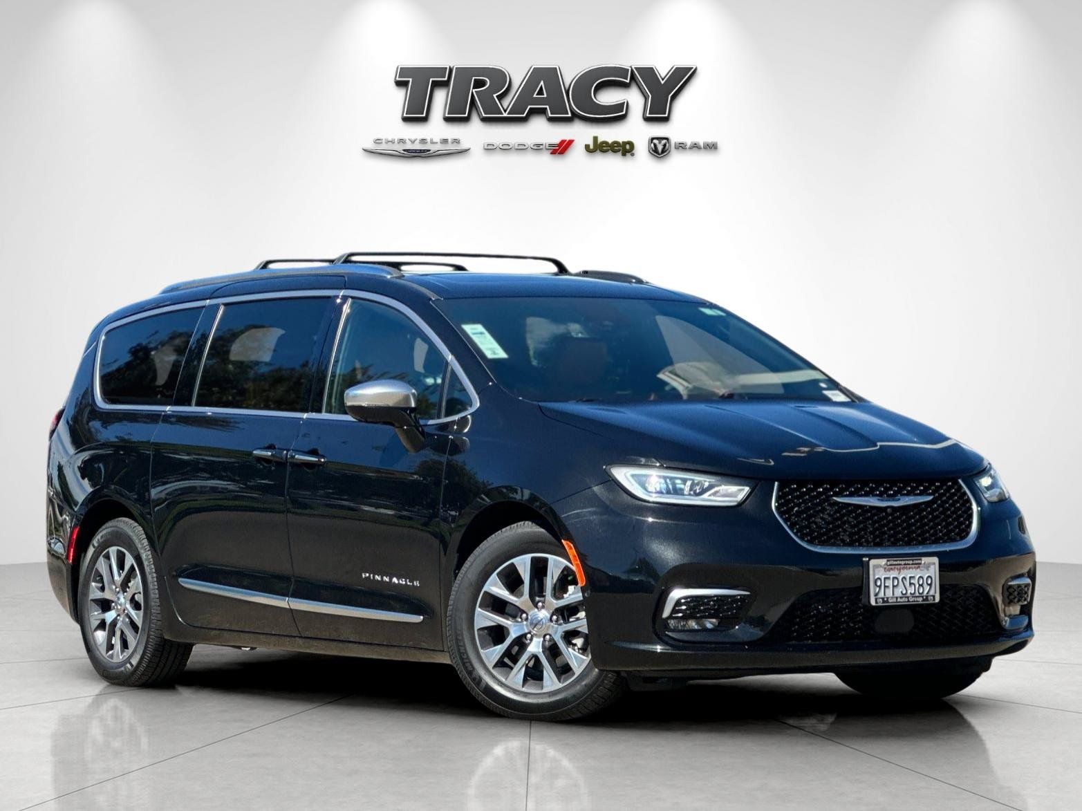 Used 2023 Chrysler Pacifica Pinnacle FWD image 2