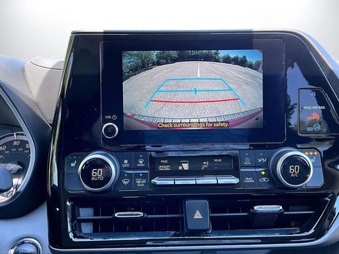 Used 2023 Toyota Highlander XLE FWD image 13