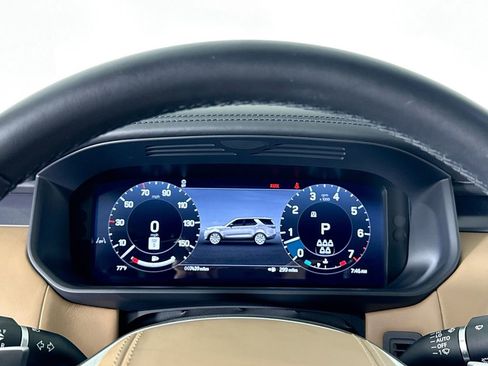 Used 2024 Land Rover Discovery Metropolitan Edition image 10