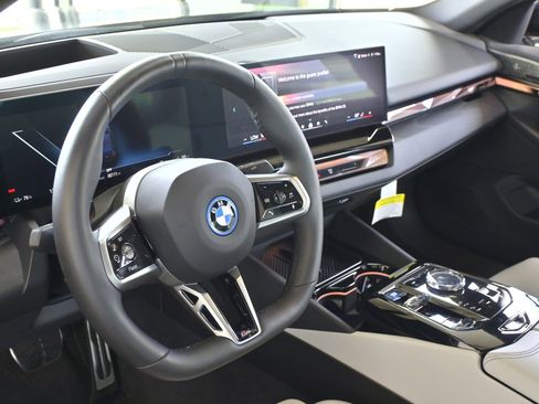 New 2024 BMW i5 eDrive40i w/ Executive Package image 17