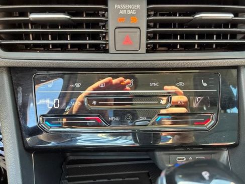Used 2025 Volkswagen Jetta SE FWD image 30