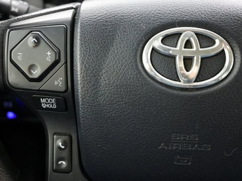 Used 2017 Toyota Tacoma SR image 22