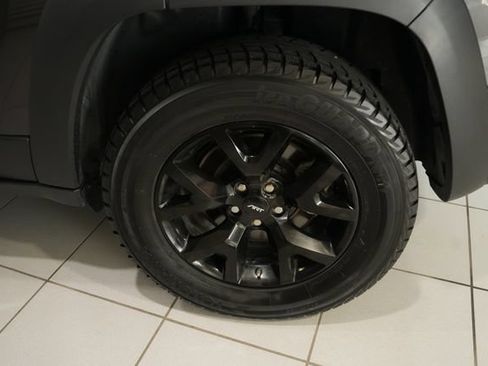Used 2017 Jeep Cherokee Trailhawk w/ Cold Weather Group AWD/4WD image 10