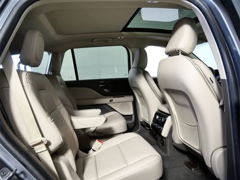 Used 2023 Lincoln Aviator AWD w/ Premium Package image 13