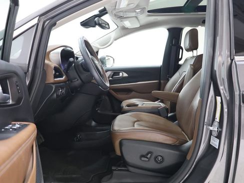 Used 2017 Chrysler Pacifica Limited w/ UConnect Theater Package FWD image 17