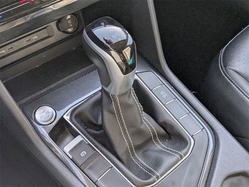 Used 2024 Volkswagen Tiguan SE image 19