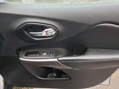 Used 2019 Jeep Cherokee Latitude Plus w/ Cold Weather Group image 19