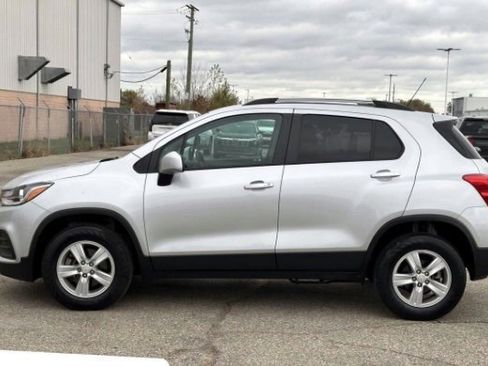 Used 2022 Chevrolet Trax LT w/ LT Convenience Package image 6