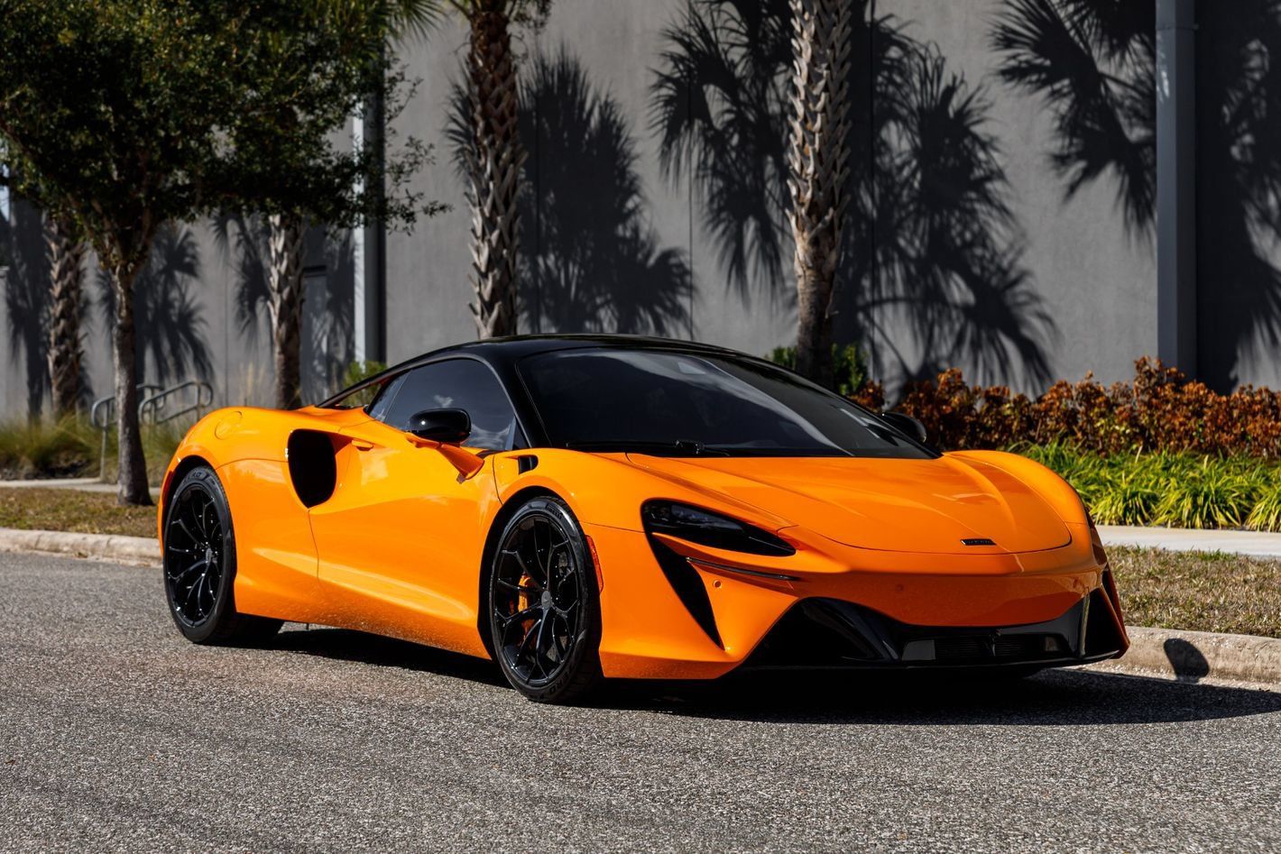 Used 2025 McLaren Artura RWD image 1