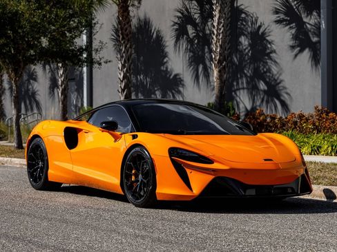 Used 2025 McLaren Artura RWD image 1