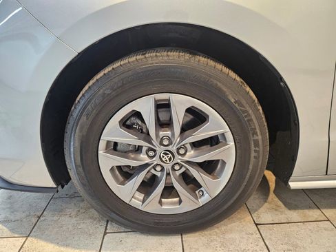 Used 2021 Toyota Sienna XLE image 10