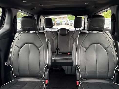 Used 2025 Chrysler Pacifica Limited FWD image 4