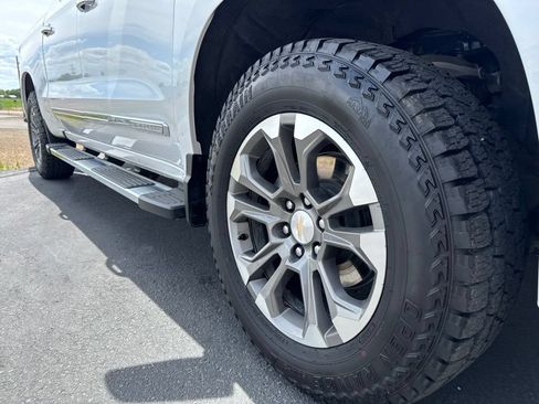 Used 2024 Chevrolet Silverado 1500 High Country w/ Z71 Off-Road Package AWD/4WD image 8