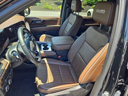 Used 2025 Chevrolet Suburban High Country AWD/4WD image 13
