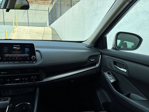 Used 2025 Nissan Rogue SV FWD image 32