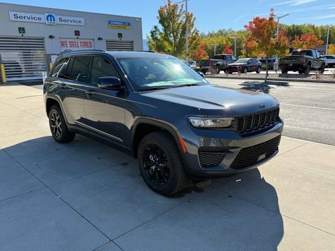 New 2025 Jeep Grand Cherokee Altitude image 6