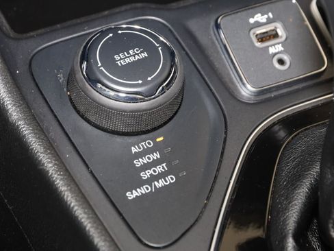Used 2019 Jeep Cherokee Limited w/ Trailer Tow Group AWD/4WD image 27
