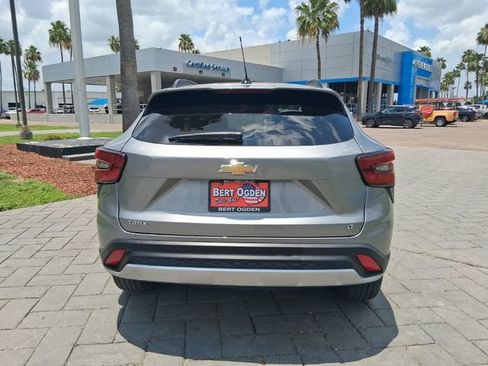 Used 2024 Chevrolet Trax LT w/ LT Convenience Package FWD image 5