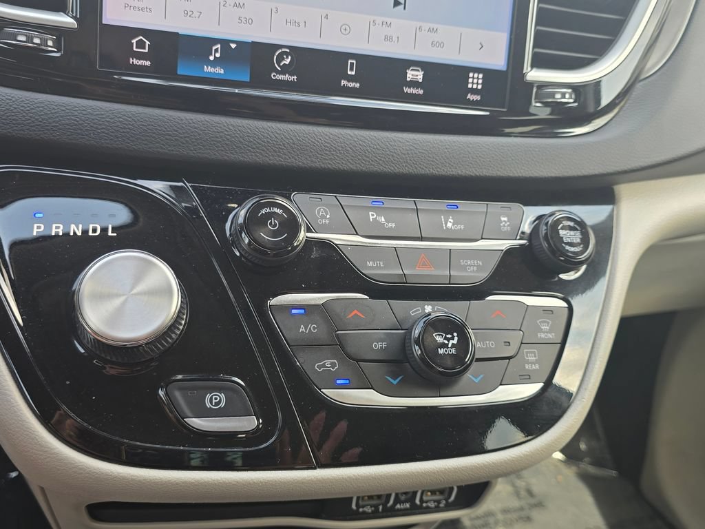 Used 2023 Chrysler Pacifica Touring-L FWD image 33