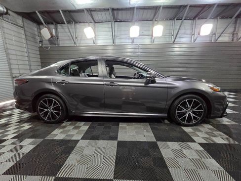 Used 2022 Toyota Camry SE image 9