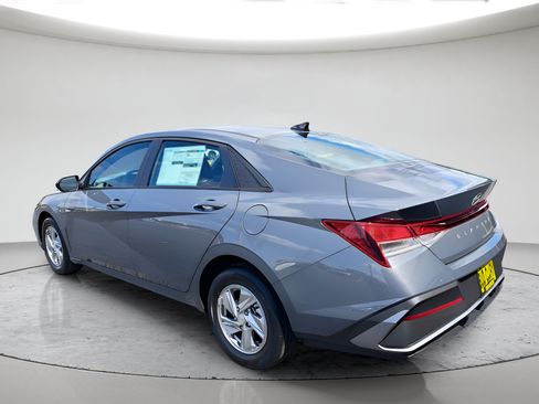 Used 2026 Hyundai Elantra SE FWD image 5