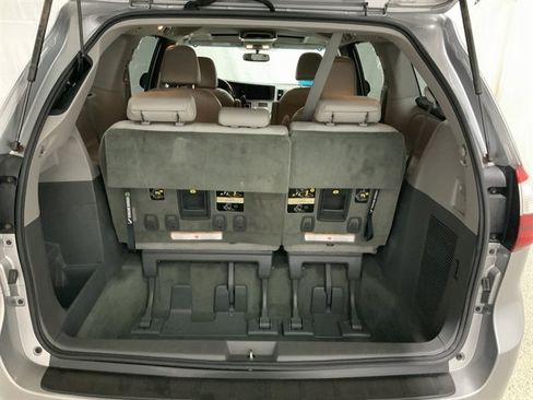 Used 2015 Toyota Sienna XLE image 8