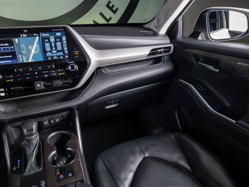 Used 2021 Toyota Highlander Platinum FWD image 8