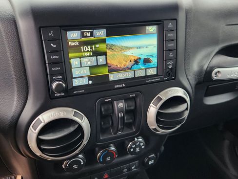 Used 2017 Jeep Wrangler Unlimited Sahara w/ Connectivity Group image 34