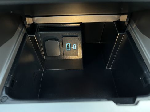 Used 2023 Ford Explorer Platinum w/ Technology Package image 40