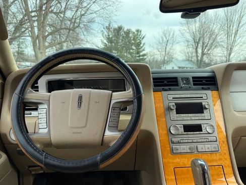 Used 2007 Lincoln Navigator Ultimate image 10