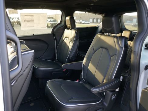 New 2026 Chrysler Pacifica Limited w/ Uconnect Theater Family Group image 20