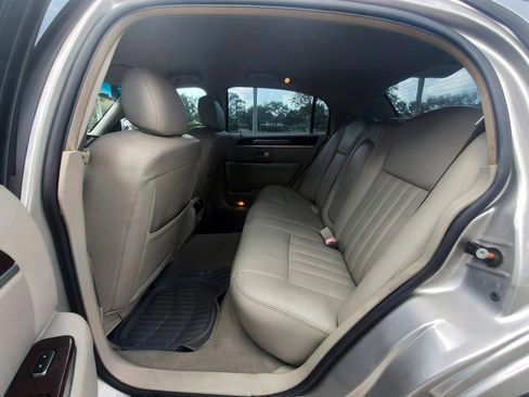 Used 2006 Lincoln Town Car Signature image 11