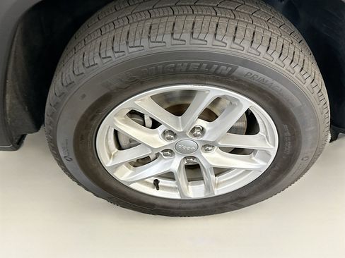 Used 2023 Jeep Grand Cherokee L Laredo w/ Luxury Tech Group I image 11